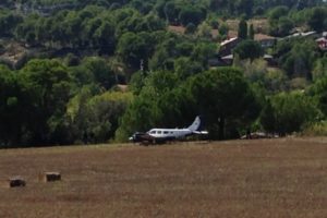 Aircraft Piper PA-34-200T emergency landed